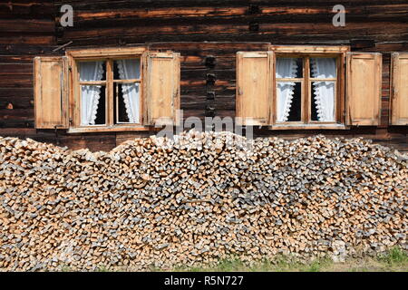 Fenêtre d'une maison dans les montagnes Banque D'Images