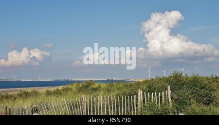 Vue sur les dunes de de banjaard et sur le côté ouest de la tempête la défense contre les inondations entre la mer du Nord et de l'Oosterschelde,Noord Beveland-,225,sud Pays-Bas Banque D'Images