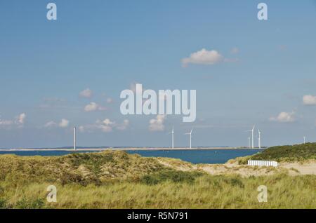 Vue sur les dunes de de banjaard et sur le côté ouest de la tempête la défense contre les inondations entre la mer du Nord et de l'Oosterschelde,Noord Beveland-,225,sud Pays-Bas Banque D'Images