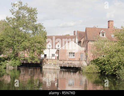 Flatford Mill House à suffolk avec de l'eau de rivière en face et réflexions, ainsi que des arbres Banque D'Images