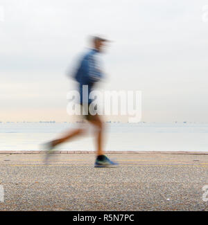 Le jogging le long de la mer Banque D'Images