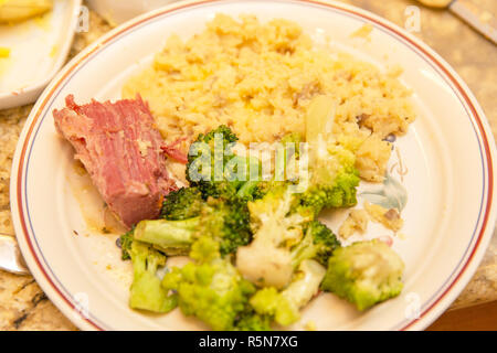 Plaque en céramique avec du boeuf, brocoli, et le riz dans une cuisine. Banque D'Images