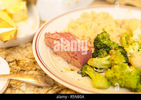 Plaque en céramique avec du boeuf, brocoli, et le riz dans une cuisine. Banque D'Images