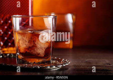 Verre de whisky écossais et de glace naturelle sur la vieille table en bois. Banque D'Images