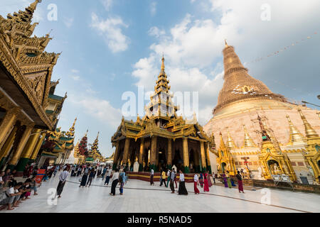 YANGON, MYANMAR - 16 novembre, 2018 : horizontale photo de temples et de personnes à la pagode Shwedagon à Yangon, Myanmar situé Banque D'Images