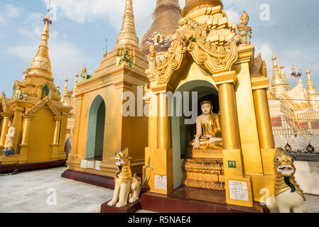 YANGON, MYANMAR - 16 novembre, 2018 Photo horizontale : de beaux golden de la pagode Shwedagon, situé à Yangon, Myanmar Banque D'Images
