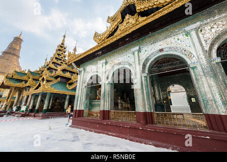 YANGON, MYANMAR - 16 novembre, 2018 : horizontale photo de temples charmants à la pagode Shwedagon à Yangon, Myanmar, situé à Banque D'Images
