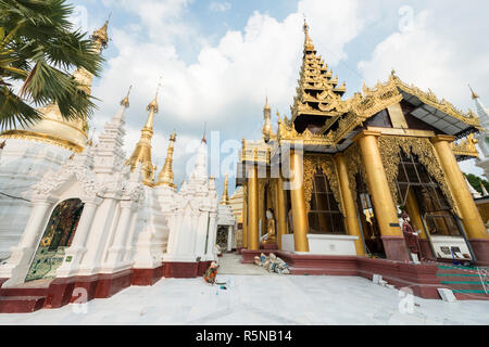 YANGON, MYANMAR - 16 novembre, 2018 Grand angle : Photo de temples à la pagode Shwedagon à Yangon, Myanmar Banque D'Images