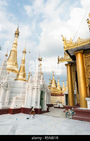 YANGON, MYANMAR - 16 novembre, 2018 : Vertical photo de temples à la pagode Shwedagon à Yangon, Myanmar Banque D'Images