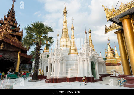 YANGON, MYANMAR - 16 novembre, 2018 : horizontale photo de temples à la pagode Shwedagon à Yangon, Myanmar Banque D'Images