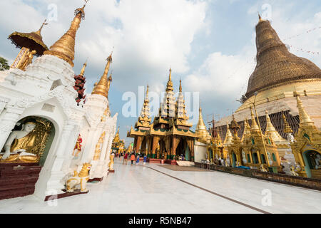 YANGON, MYANMAR - 16 novembre, 2018 : horizontale photo de temples à l'architecture étonnante de la pagode Shwedagon à Yangon, Myanmar Banque D'Images