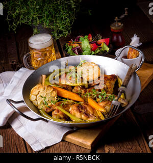 Ailes de poulet grillées avec carottes caramélisées Banque D'Images