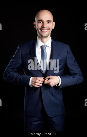 Cheerful Man fixe sa veste Banque D'Images