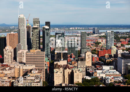 Montréal, Canada - Juin 2018 : ville de Montréal vue depuis le mont Royal sous le soleil d'après-midi d'été au Québec, Canada. Usage éditorial. Banque D'Images