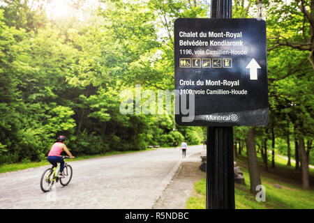 Direction du mont Royal Chalet (Chalet du Mont-Royal) et d'un motard sur la route à Montréal, Canada. Banque D'Images