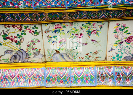 Carreaux de porcelaine sur le mur inférieur de Phra Ubosot ou la chapelle du Grand Palais à Bangkok, Thaïlande. Banque D'Images