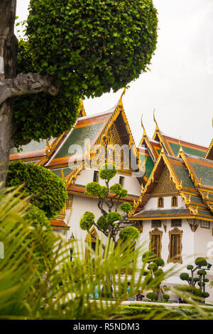 Amarindra Winitchai Hall balayant les toits du Grand Palais à Bangkok, Thaïlande. Banque D'Images