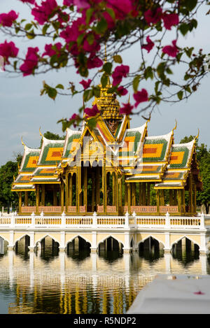 Phra Thinang Aisawan Thiphy Art Pavillon classique de style thaïlandais construit dans l'étang du Palais d'été à Bangkok, Thaïlande. Banque D'Images