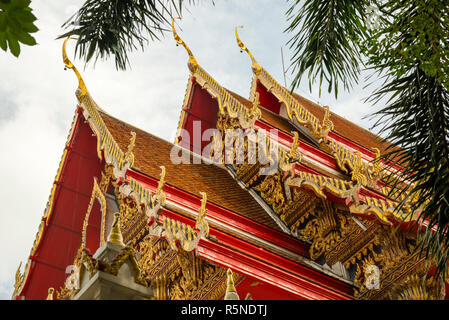 Architecture thaïlandaise à Bangkok, Thaïlande balayant des toits à plusieurs niveaux et richement ornementaux, Banque D'Images