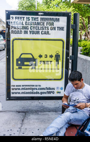 Miami Florida,NW 12th Avenue,panneau d'arrêt de bus,publicité,ad,ad,PSA,service public,sécurité de vélo,passage de cyclistes,information,distance légale,diag Banque D'Images