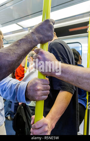 Miami Florida,Metromover,Omni Loop,système automatisé de transport de personnes,train,intérieur,passagers passagers rider riders,poteau,tenir sur,homme hommes Banque D'Images