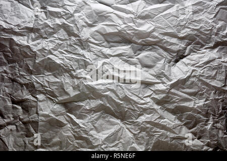 La texture du papier blanc froissé sous fond d'éclairage sombre dramatique moody Banque D'Images