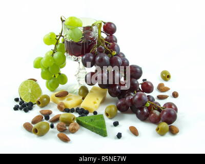 Le vin, les raisins et la nourriture isolé sur fond blanc Banque D'Images