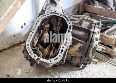 Fort démantelé les transmissions de voiture. Avec les roulements du pignon et carter de boîte de vitesses. Les engrenages de l'arbre d'une transmission mécanique. Banque D'Images