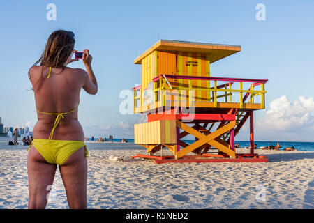 Miami Beach Floride, sable, rivage, public, plages de plage, stand de sauveteurs, tour, bande, adultes femme femme femme femme femme femme, couleur vive, orange, jaune, 3ème s. Banque D'Images