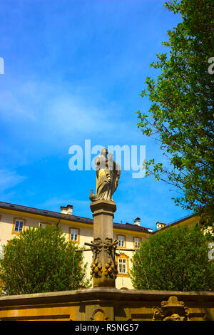 Belle vue de l'ancienne fontaine dans la partie historique de la ville autrichienne de Salzbourg. Banque D'Images