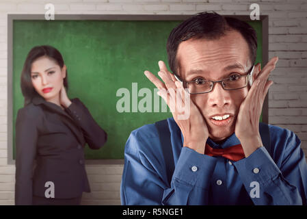 L'homme à la timide nerd asiatique Banque D'Images