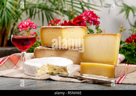 Différents fromages français avec un verre de vin Banque D'Images