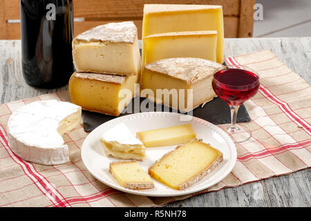 Différents fromages français avec un verre de vin Banque D'Images