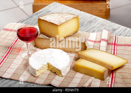 Différents fromages français avec un verre de vin Banque D'Images