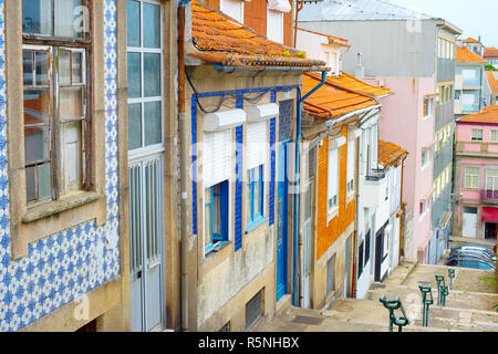 Un sol carrelé traditionnel de Porto, Portugal street Banque D'Images