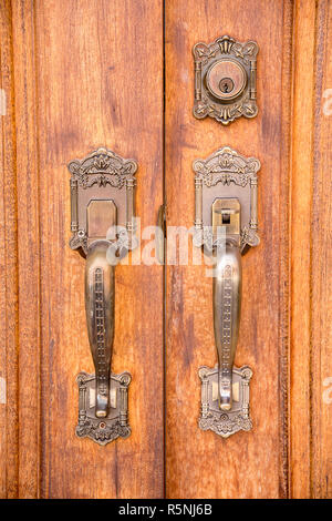 Poignée de porte en laiton vintage avec verrouillage sur porte en bois Banque D'Images