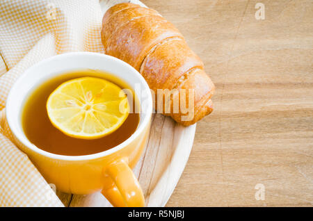 Le petit-déjeuner avec croissants frais et une tasse de thé Banque D'Images