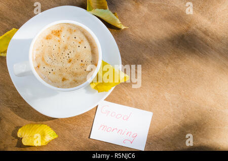 Cappuccino et de l'inscription Bonjour. Banque D'Images