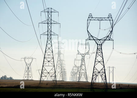 Les lignes électriques à haute tension dans l'Est de Washington. Banque D'Images