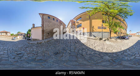 Vue panoramique à 360° de 380 de 180° panorama sphérique d'une rue de la vieille ville de Plovdiv, en Bulgarie.