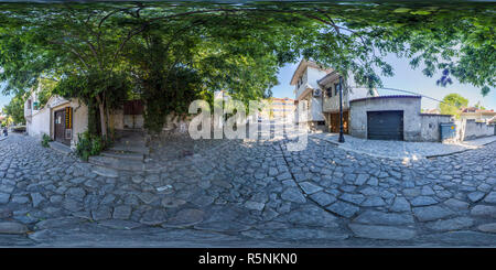 Vue panoramique à 360° de 380 de 180° panorama sphérique d'une rue de la vieille ville de Plovdiv, en Bulgarie.