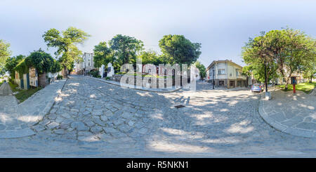 Vue panoramique à 360° de 380 de 180° panorama sphérique d'une rue de la vieille ville de Plovdiv, en Bulgarie.