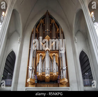 REYKJAVIK, ISLANDE - 19 septembre juin 2018 : Vue de dessous de tuyaux d'orgue à l'église Hallgrimskirkja à Reykjavik Banque D'Images