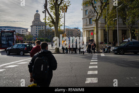 Barcelone, Espagne, décembre 2018. Apple Store avec le logo rouge, situé sur la Plaza Catalunya avec Banque D'Images