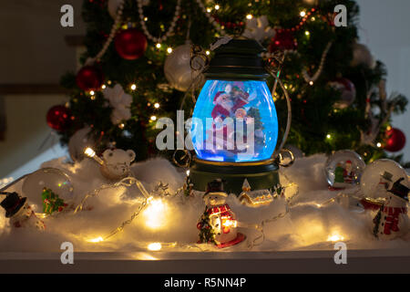 Décoration de Noël, Snow Dome, globe avec décoration de table, traîneau sur Santaclaus avec enfant en scène d'hiver avec des flocons de neige, les rennes et snowglobe Banque D'Images