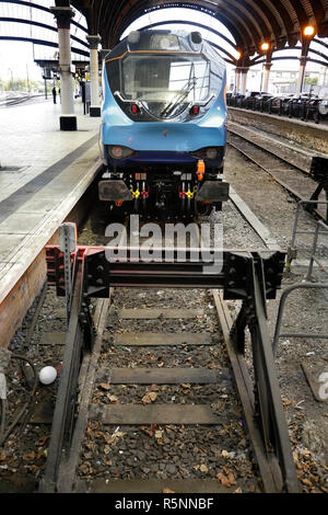 Première Classe 68 Transpennine locomotive diesel 68030, faite par Stadler Rail Valencia (anciennement Vossloh), à la gare de New York, au Royaume-Uni. Banque D'Images