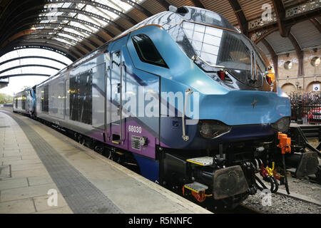 Première Classe Transpennine 68 locomotives diesel 68023 et 68030, faite par Stadler Rail Valencia (anciennement Vossloh), à la gare de New York, au Royaume-Uni. Banque D'Images