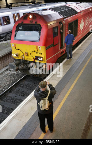 Les amateurs de photographie ferroviaire DB Schenker locomotive classe 90 90040 le transport à destination d'Edimbourg Hogmanay' 'railtour à York, Royaume-Uni le 31/12/18. Banque D'Images