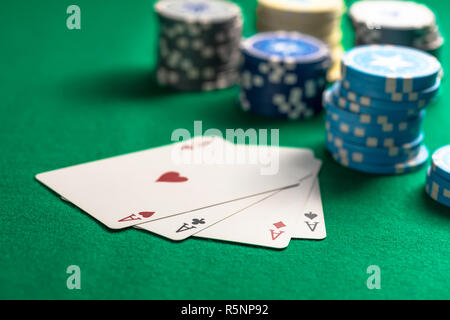 Jeu Casino, concept. Quatre as et des jetons de poker sur feutre vert contexte Banque D'Images