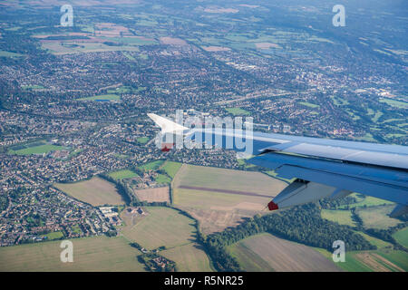 Vue de la fenêtre de voler au-dessus de la campagne britannique près de Londres, Royaume-Uni Banque D'Images